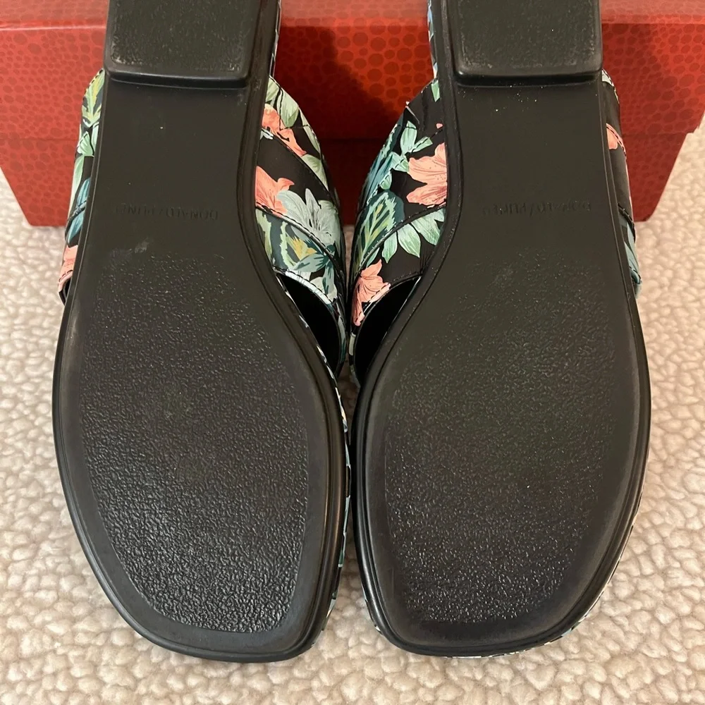 Donald Pliner Sandals - Picture 4 of 9